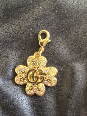 Gucci Elegant Gold Flower Pendant